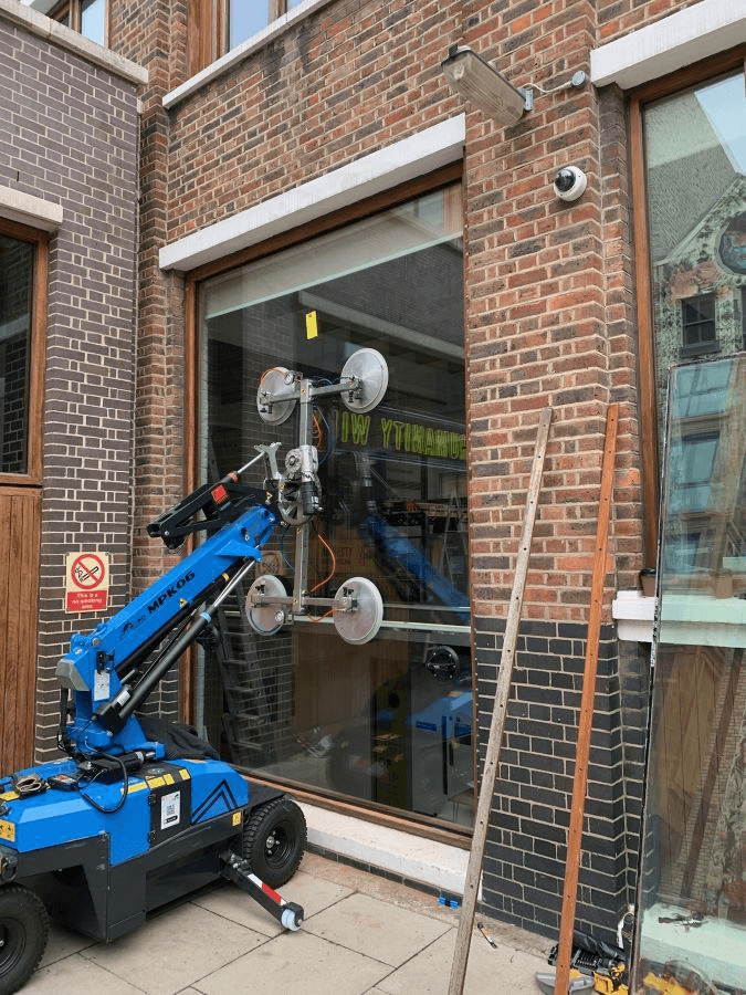 Your step-by-step guide to emergency glazing: What to do and who to call